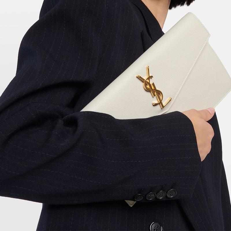 Pochette Uptown Grain de Poudre Embossed Leather York Essential